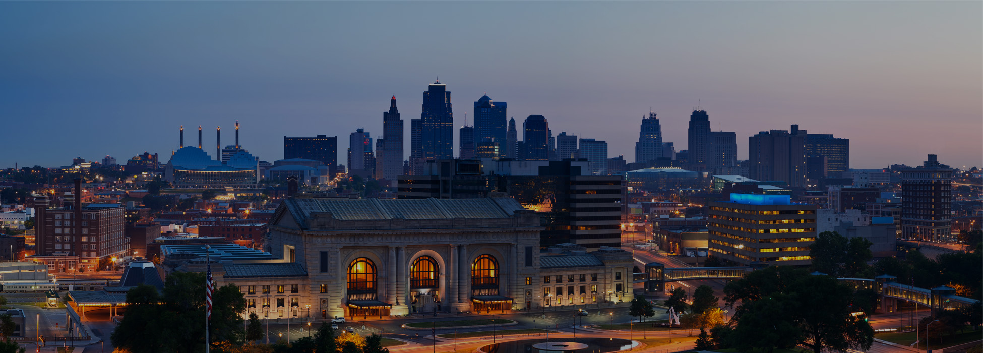 A cityscape of Missouri at night.